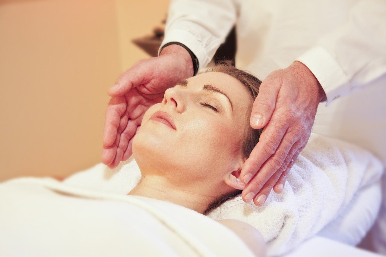 vrouw ontvangt een healing voor meer energie